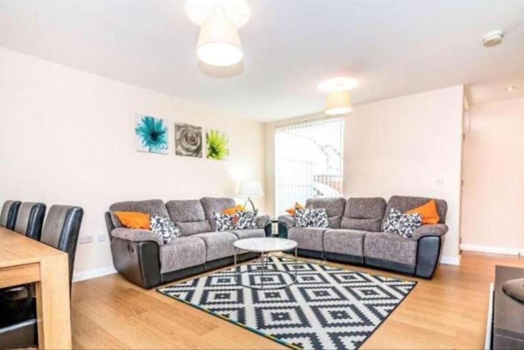 Nice House + Car Parking + Close To The City Centre *